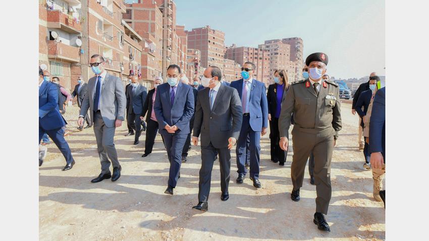 الرئيس عبد الفتاح السيسي يصطحب أعضاء الحكومة في جولة تفقدية بمنطقة عزبة الهجانة شرق القاهرة