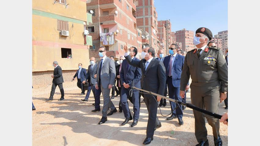 الرئيس عبد الفتاح السيسي يصطحب أعضاء الحكومة في جولة تفقدية بمنطقة عزبة الهجانة شرق القاهرة
