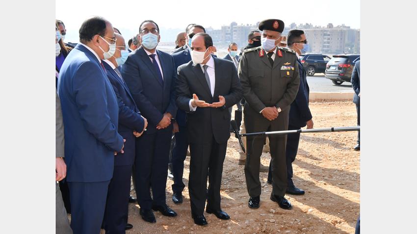 الرئيس عبد الفتاح السيسي يصطحب أعضاء الحكومة في جولة تفقدية بمنطقة عزبة الهجانة شرق القاهرة