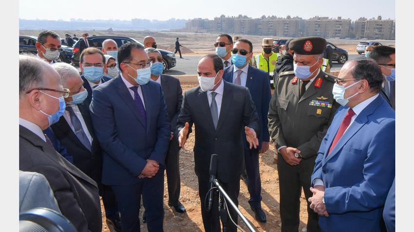 الرئيس عبد الفتاح السيسي يصطحب أعضاء الحكومة في جولة تفقدية بمنطقة عزبة الهجانة شرق القاهرة