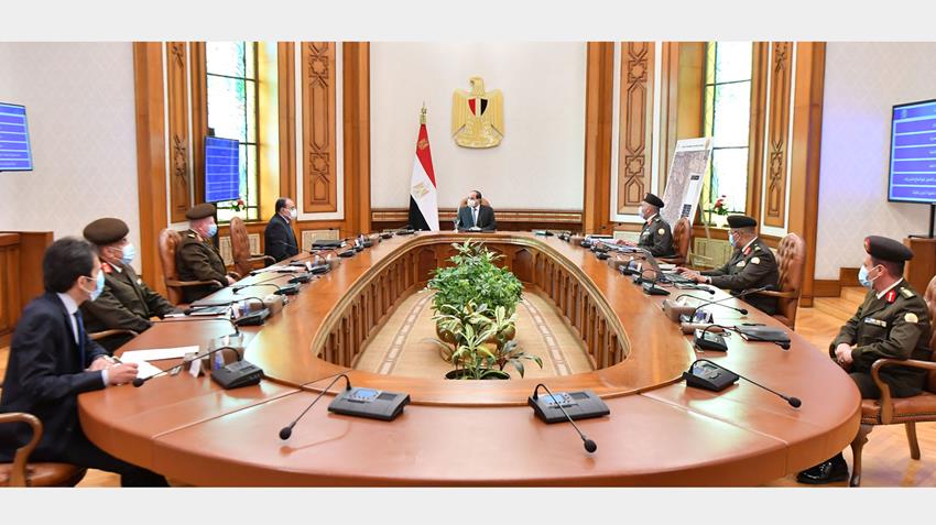 Le Président Abdel Fattah Al-Sissi s'est réuni aujourd'hui avec le Premier ministre le Dr. Mostafa Madbouly, le Ministre de l'électricité et des énergies renouvelables, le Dr Mohamed Chaker, le Ministre des ressources en eau et de l'irrigation, le Dr. Mohamed Abdel Aty, le Ministre de l'agriculture et de la restauration des terres M. Al-Sayed Al-Qasyr, ainsi que le conseiller présidentiel pour l'urbanisme le major- général Amir Sayed Ahmed, et le chef de l'Autorité du génie des forces armées le chef d'état-major Ihab Al-Far.

Le porte-parole de la Présidence de la République a déclaré qu'au cours de la réunion, la position exécutive du projet national de développement du centre et du nord du Sinaï, a été abordée, surtout en ce qui concerne la restauration et la culture des terres avec de l'eau rejetée par la station de Bahr Al-Baqar. Où M. le Président a examiné les étapes exécutives, visant à fournir et à transporter l'eau de la station d'épuration jusqu'à les terres qui doivent être cultivées, au centre et au Nord de Sinaï. Ainsi que les différents détails du projet, en particulier les zones de terres ciblés, les stations de relevage, les lignes de transférer l'eau d'irrigation et leurs différents chemins. Outre, les stations d'alimentation électrique et les lignes de transport d'électricité, SE a de même dirigé de éaliser la coordination et l'intégration, entre les agences de l'État, en particulier les secteurs de travail conjoints de l'irrigation et de l'agriculture, pour accélérer dans les étapes de mise en œuvre de ce projet stratégique, et pour son impact touchant les efforts de l'État, à propos du développement global de la péninsule du Sinaï.