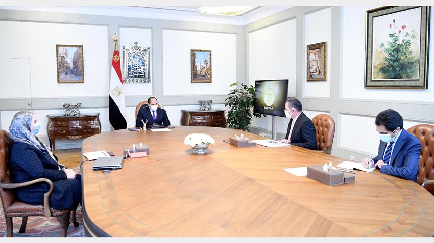 الرئيس عبد الفتاح السيسي يجتمع بوزيرة التضامن الاجتماعي ومستشار رئيس الجمهورية للشئون المالية