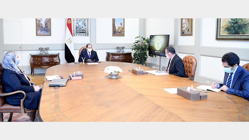 الرئيس عبد الفتاح السيسي يجتمع بوزيرة التضامن الاجتماعي ومستشار رئيس الجمهورية للشئون المالية