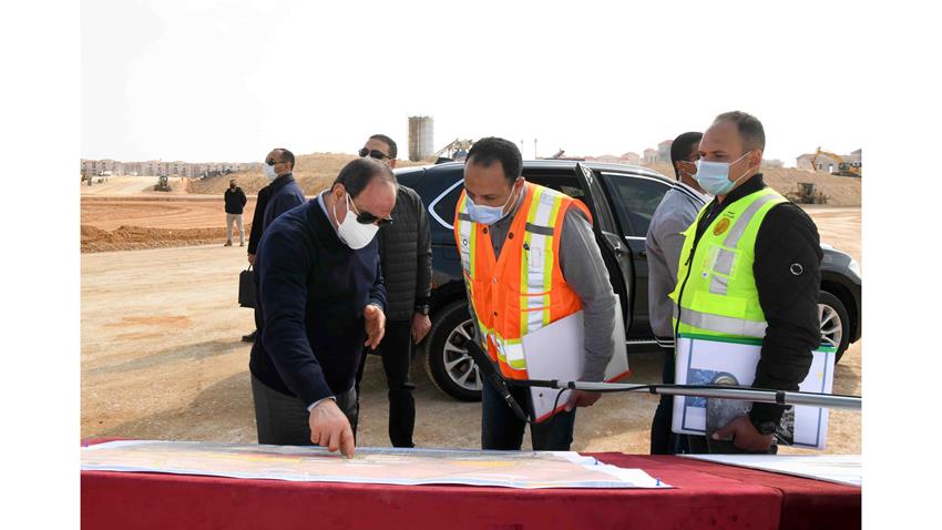 الرئيس عبد الفتاح السيسي يقوم بجولة تفقدية لأعمال تطوير الطرق والمحاور بشرق القاهرة 26-2-2021