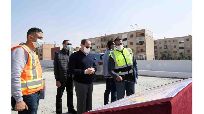 الرئيس عبد الفتاح السيسي يقوم بجولة تفقدية لأعمال تطوير الطرق والمحاور بشرق القاهرة 26-2-2021