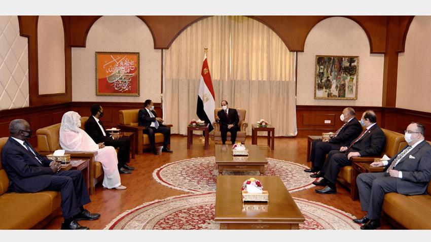 الرئيس عبد الفتاح السيسي يلتقي رئيس وزراء الجمهورية السودانية