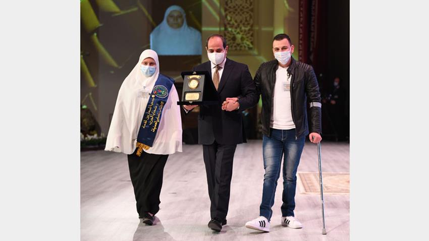 الرئيس عبد الفتاح السيسي يكرم أسر الشهداء خلال الندوة التثقيفية الثالثة والثلاثون للقوات المسلحة9-3-2021