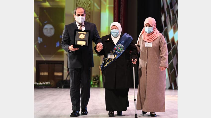 الرئيس عبد الفتاح السيسي يكرم أسر الشهداء خلال الندوة التثقيفية الثالثة والثلاثون للقوات المسلحة9-3-2021