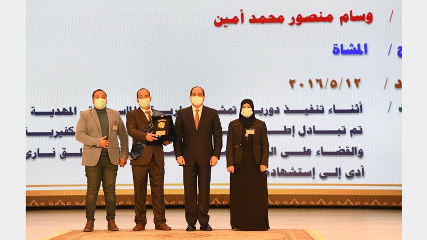 الرئيس عبد الفتاح السيسي يكرم أسر الشهداء خلال الندوة التثقيفية الثالثة والثلاثون للقوات المسلحة9-3-2021