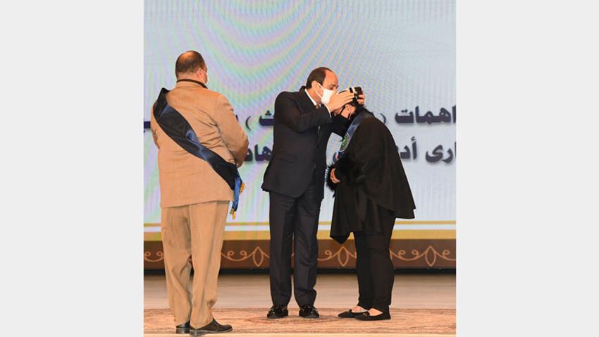 الرئيس عبد الفتاح السيسي يكرم أسر الشهداء خلال الندوة التثقيفية الثالثة والثلاثون للقوات المسلحة9-3-2021