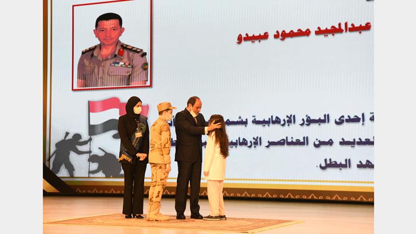 الرئيس عبد الفتاح السيسي يكرم أسر الشهداء خلال الندوة التثقيفية الثالثة والثلاثون للقوات المسلحة9-3-2021