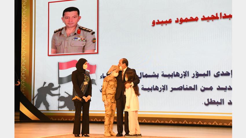الرئيس عبد الفتاح السيسي يكرم أسر الشهداء خلال الندوة التثقيفية الثالثة والثلاثون للقوات المسلحة9-3-2021