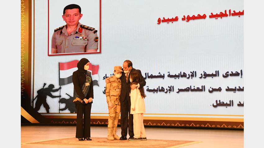 الرئيس عبد الفتاح السيسي يكرم أسر الشهداء خلال الندوة التثقيفية الثالثة والثلاثون للقوات المسلحة9-3-2021
