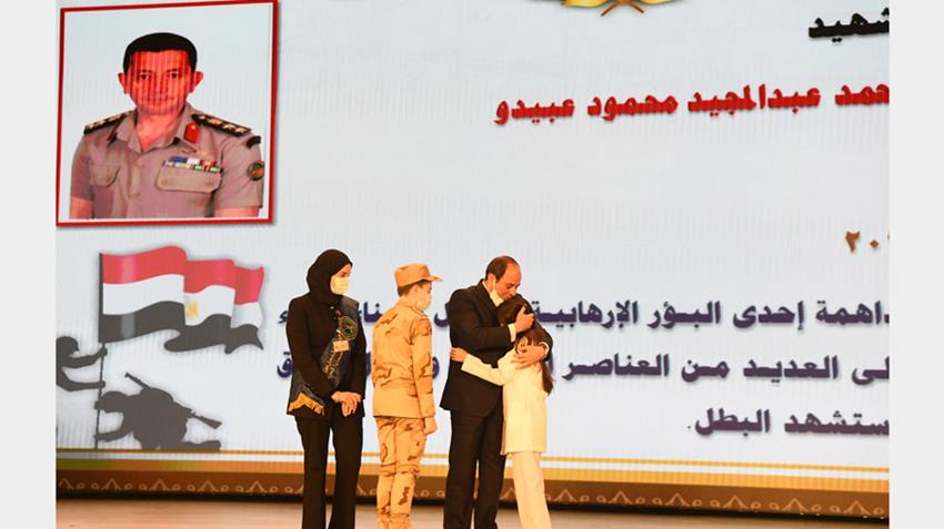 الرئيس عبد الفتاح السيسي يكرم أسر الشهداء خلال الندوة التثقيفية الثالثة والثلاثون للقوات المسلحة9-3-2021