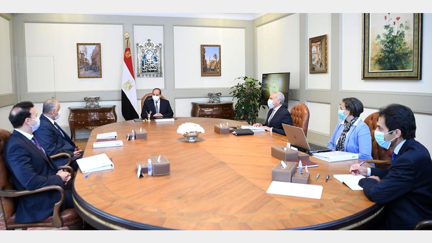 الرئيس عبد الفتاح السيسي يجتمع بمحافظ البنك المركزي