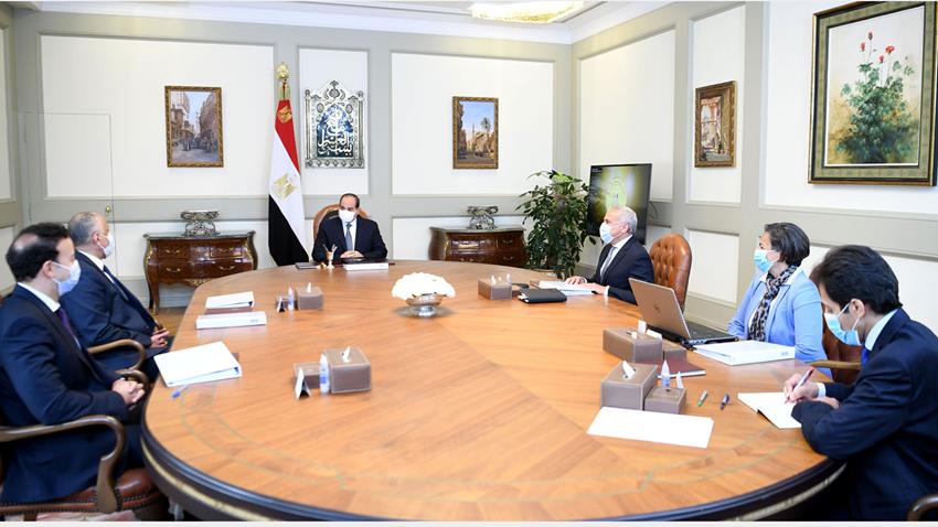 الرئيس عبد الفتاح السيسي يجتمع بمحافظ البنك المركزي