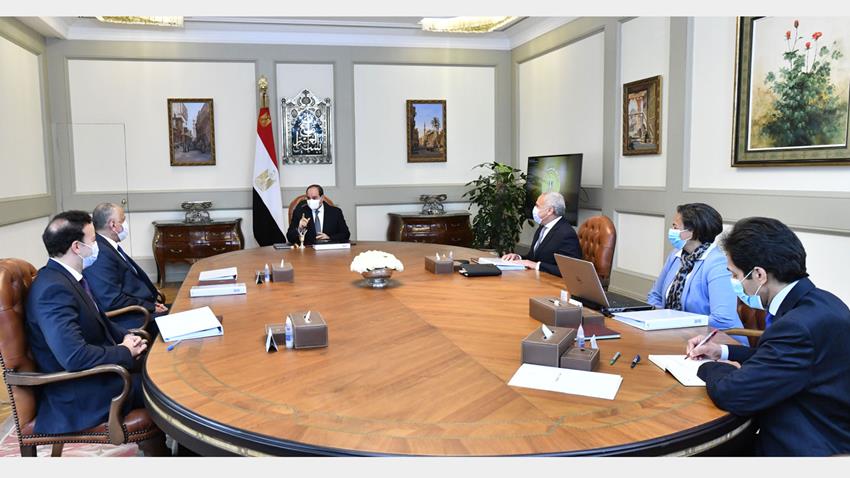 الرئيس عبد الفتاح السيسي يجتمع بمحافظ البنك المركزي