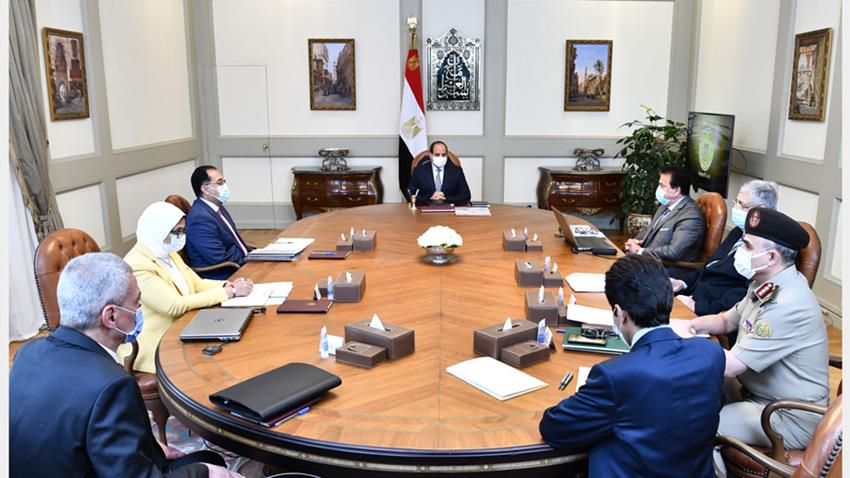 الرئيس عبد الفتاح السيسي يجتمع برئيس مجلس الوزراء وعدد من المسئولين