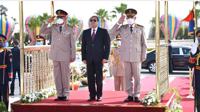 الرئيس عبد الفتاح السيسي يضع إكليل من الزهور على قبر الجندي المجهول25-4-2021