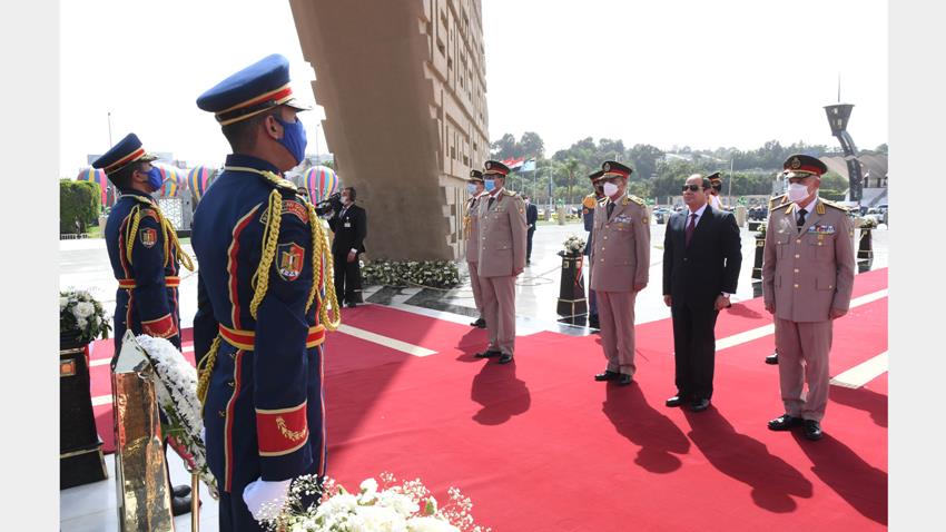 الرئيس عبد الفتاح السيسي يضع إكليل من الزهور على قبر الجندي المجهول25-4-2021