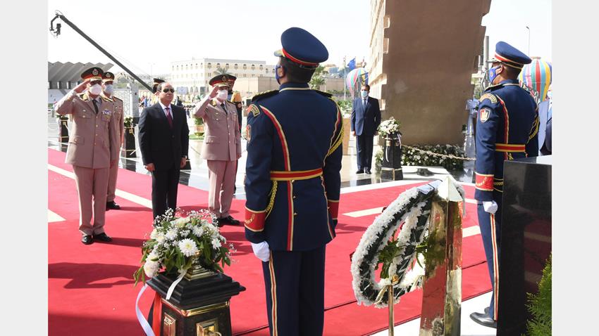 الرئيس عبد الفتاح السيسي يضع إكليل من الزهور على قبر الجندي المجهول25-4-2021