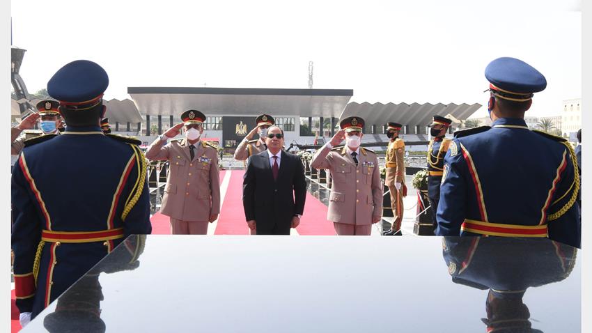 الرئيس عبد الفتاح السيسي يضع إكليل من الزهور على قبر الجندي المجهول25-4-2021