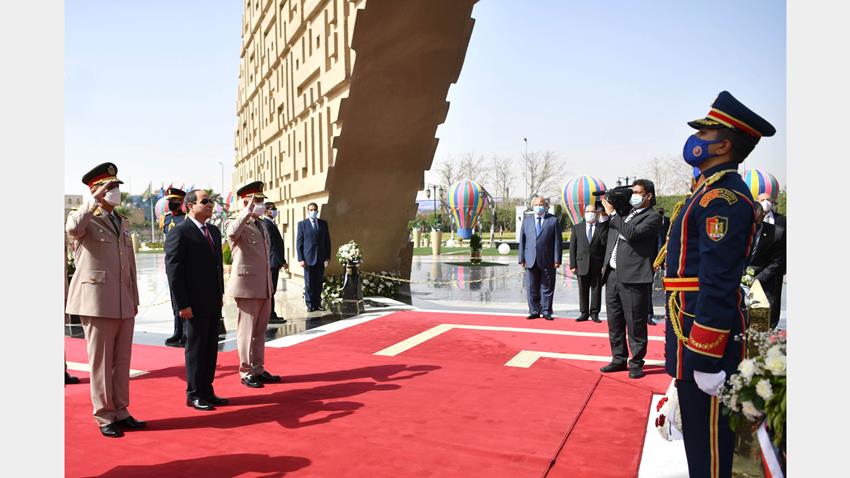 الرئيس عبد الفتاح السيسي يضع إكليل من الزهور على قبر الجندي المجهول25-4-2021