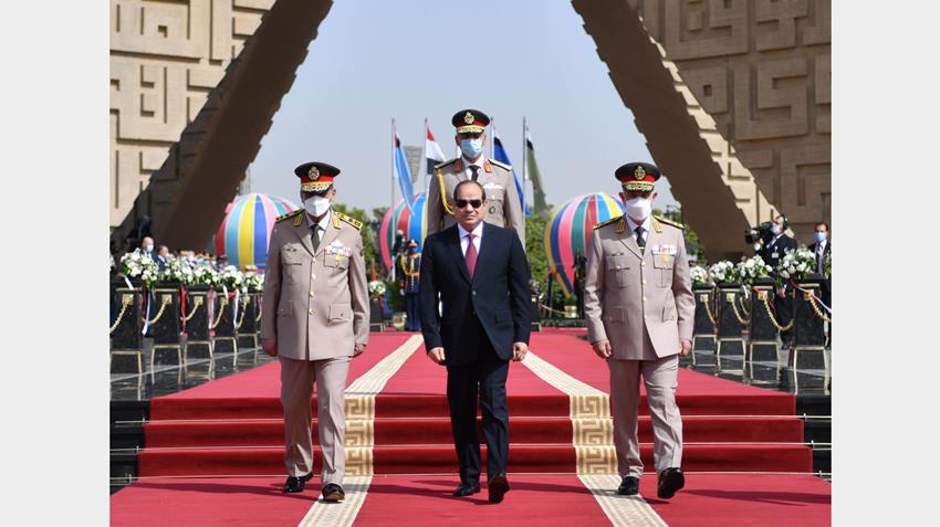الرئيس عبد الفتاح السيسي يضع إكليل من الزهور على قبر الجندي المجهول25-4-2021
