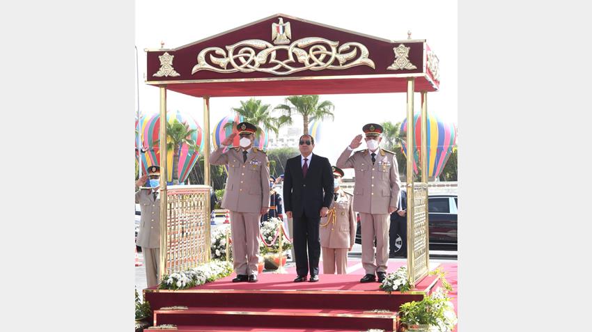 الرئيس عبد الفتاح السيسي يضع إكليل من الزهور على قبر الجندي المجهول25-4-2021