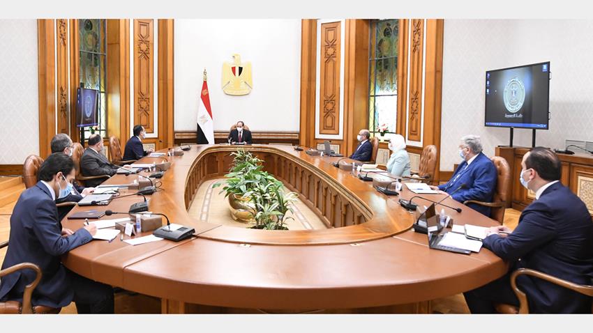 الرئيس عبد الفتاح السيسي يجتمع برئيس مجلس الوزراء وعدد من الوزراء والمسئولين