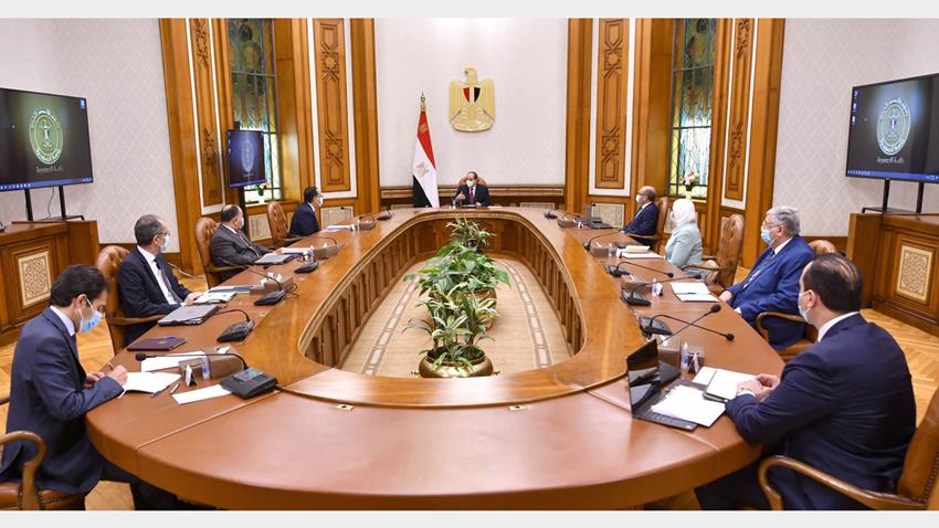 الرئيس عبد الفتاح السيسي يجتمع برئيس مجلس الوزراء وعدد من الوزراء والمسئولين