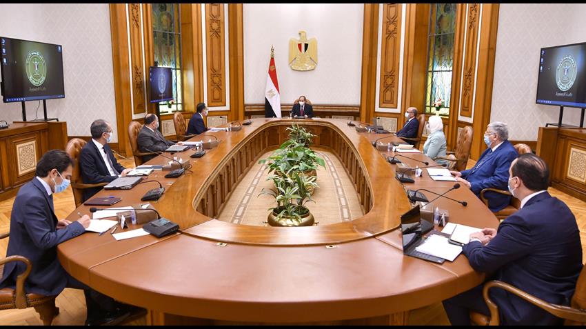 الرئيس عبد الفتاح السيسي يجتمع برئيس مجلس الوزراء وعدد من الوزراء والمسئولين