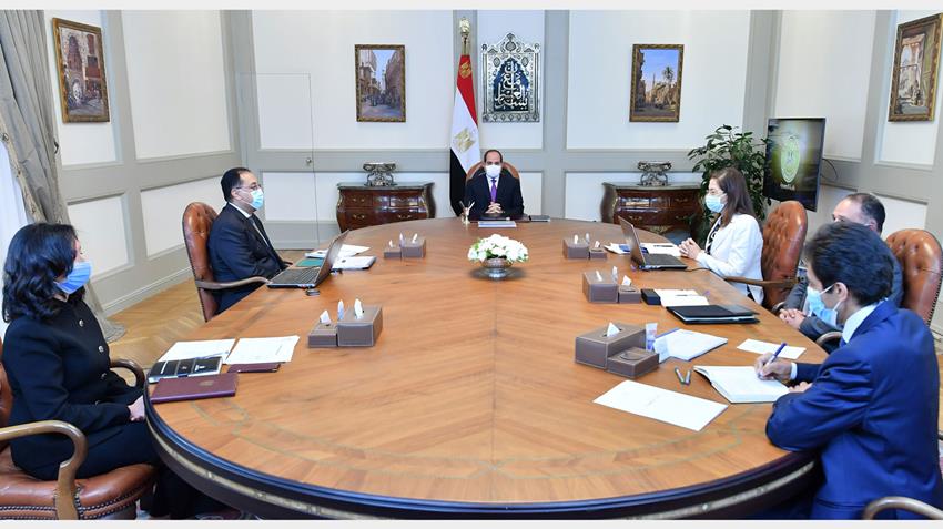 الرئيس عبد الفتاح السيسي يجتمع برئيس مجلس الوزراء وعددٍ من المسئولين
