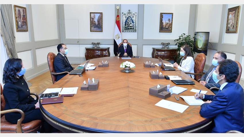 الرئيس عبد الفتاح السيسي يجتمع برئيس مجلس الوزراء وعددٍ من المسئولين