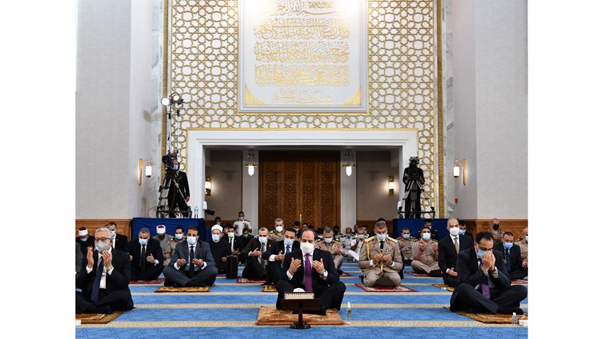 الرئيس عبد الفتاح السيسي يؤدي صلاة عيد الفطر المبارك‎ من مسجد الماسة بمدينة العلمين الجديدة