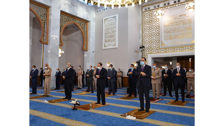 الرئيس عبد الفتاح السيسي يؤدي صلاة عيد الفطر المبارك‎ من مسجد الماسة بمدينة العلمين الجديدة