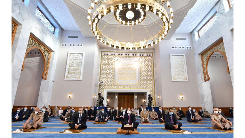 الرئيس عبد الفتاح السيسي يؤدي صلاة عيد الفطر المبارك‎ من مسجد الماسة بمدينة العلمين الجديدة