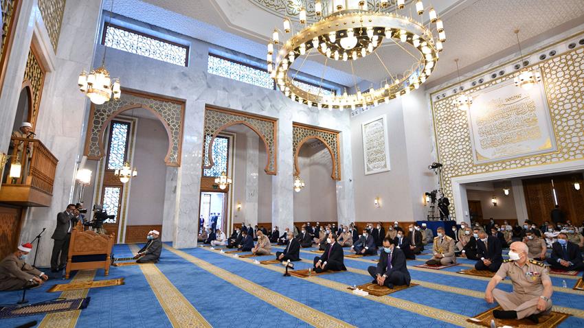 الرئيس عبد الفتاح السيسي يؤدي صلاة عيد الفطر المبارك‎ من مسجد الماسة بمدينة العلمين الجديدة