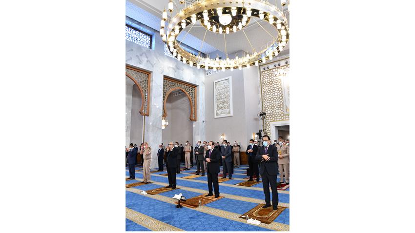 الرئيس عبد الفتاح السيسي يؤدي صلاة عيد الفطر المبارك‎ من مسجد الماسة بمدينة العلمين الجديدة