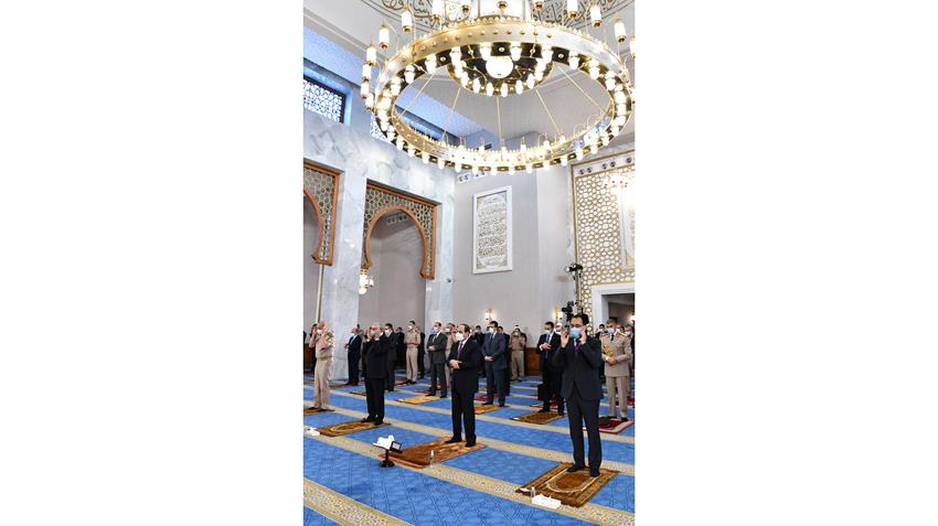 الرئيس عبد الفتاح السيسي يؤدي صلاة عيد الفطر المبارك‎ من مسجد الماسة بمدينة العلمين الجديدة