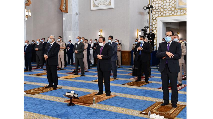 الرئيس عبد الفتاح السيسي يؤدي صلاة عيد الفطر المبارك‎ من مسجد الماسة بمدينة العلمين الجديدة