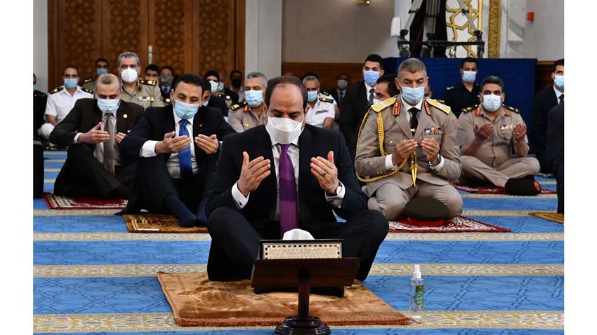 الرئيس عبد الفتاح السيسي يؤدي صلاة عيد الفطر المبارك‎ من مسجد الماسة بمدينة العلمين الجديدة