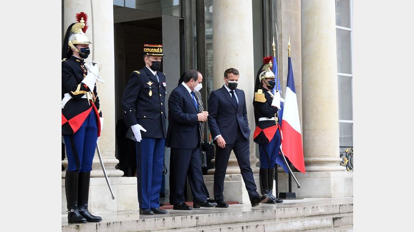 الرئيس عبد الفتاح السيسي يلتقي الرئيس الفرنسي بقصر الإليزيه في العاصمة الفرنسية باريس 17/05/2021