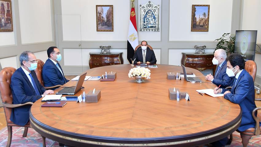 Le Président Al-Sissi se réunit avec le PM et d’autres Ministres