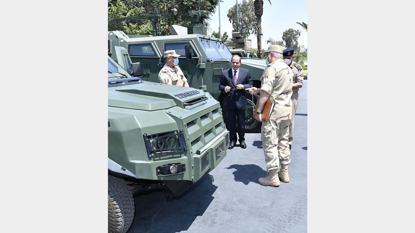 الرئيس عبد الفتاح السيسي يجتمع بوزير الدفاع والإنتاج الحربي ورئيس أركان حرب القوات المسلحة