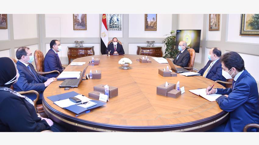 الرئيس عبد الفتاح السيسي يجتمع برئيس مجلس الوزراء ومساعد الرئيس للمشروعات القومية وعدد من الوزراء