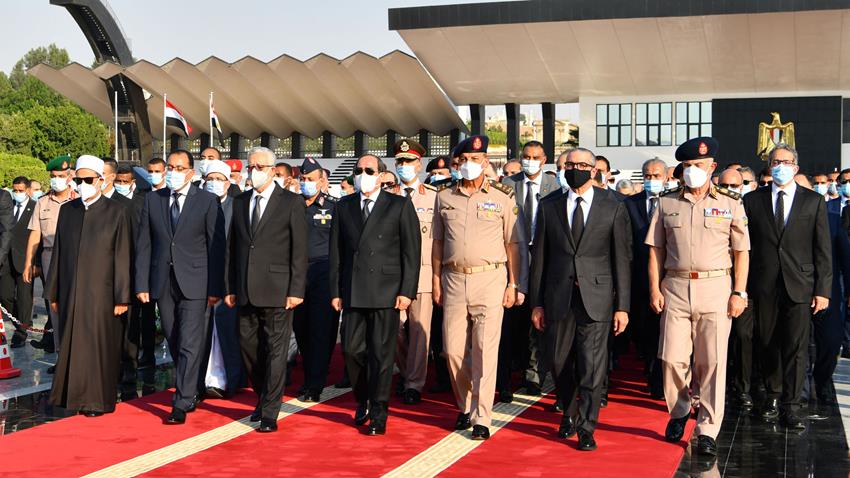 الرئيس عبد الفتاح السيسي يتقدم جنازة السيدة جيهان السادات قرينة الرئيس الراحل محمد انور السادات