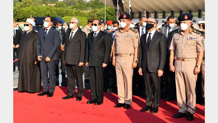 الرئيس عبد الفتاح السيسي يتقدم جنازة السيدة جيهان السادات قرينة الرئيس الراحل محمد انور السادات