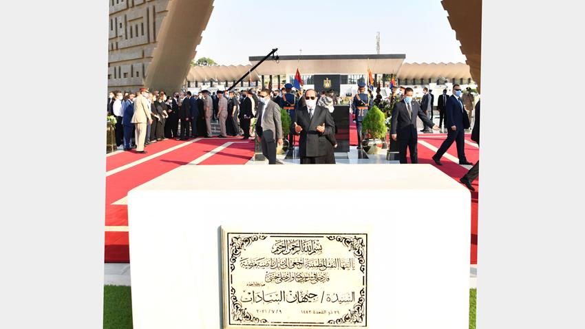 الرئيس عبد الفتاح السيسي يتقدم جنازة السيدة جيهان السادات قرينة الرئيس الراحل محمد انور السادات 9/7/2021