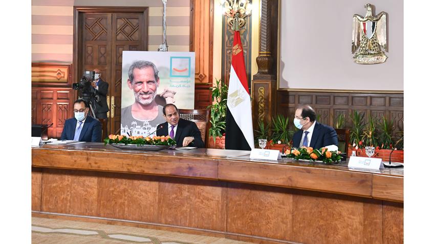 الرئيس عبد الفتاح السيسي يجتمع مع مجموعة من رجال الأعمال المصريين المشاركين في مبادرة "حياة كريمة" 15/7/2021
